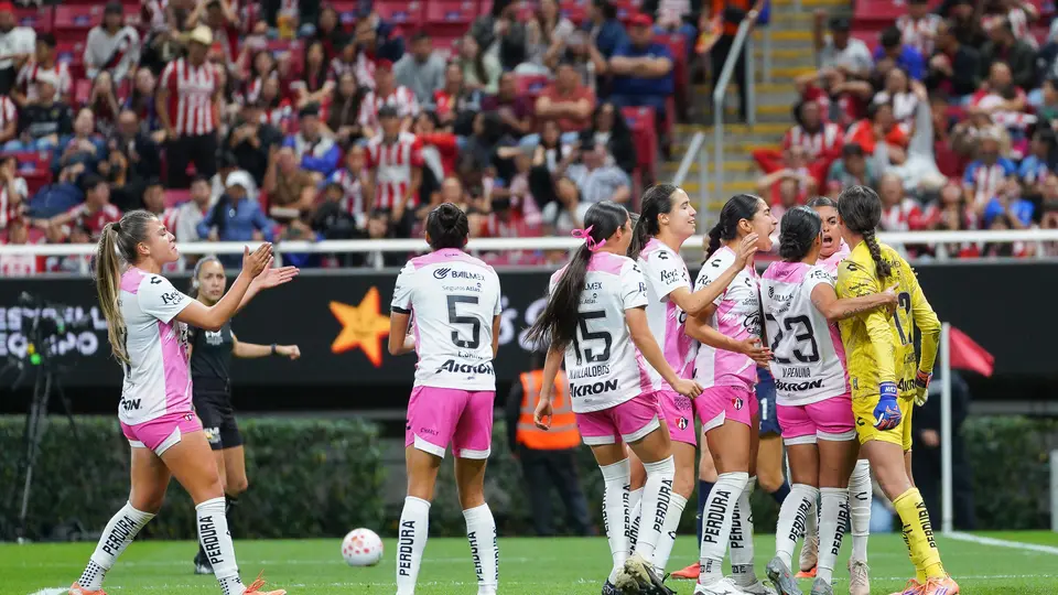 Jugadoras de Atlas felicitan a Camila Vázquez luego de atajar un penal | IMAGO 7