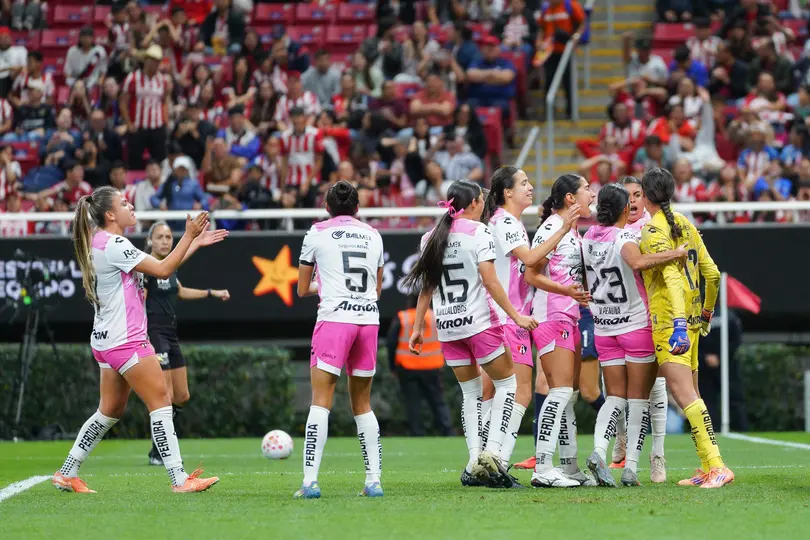 Jugadoras de Atlas felicitan a Camila Vázquez luego de atajar un penal | IMAGO 7