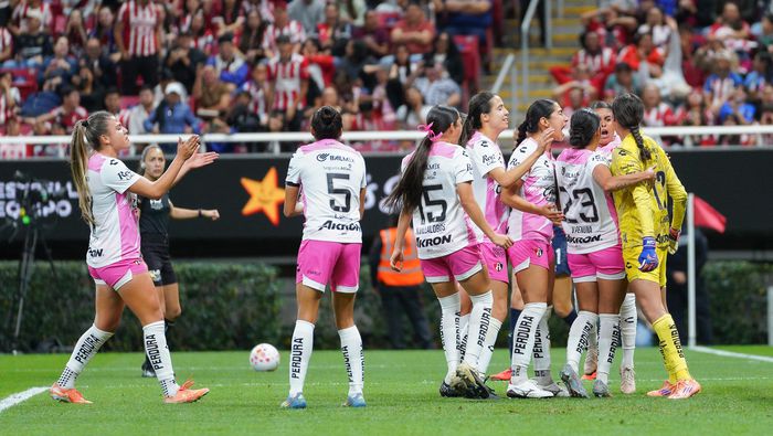 Jugadoras de Atlas felicitan a Camila Vázquez luego de atajar un penal | IMAGO 7