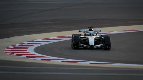 Checo Pérez en el Circuito Internacional de Bahréin en la pretemporada de la F1 2026 | AP