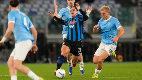 Giacomo Raspadori se enfrenta a Gustav Isaksen en el partido entre Atalanta y Lazio | AP