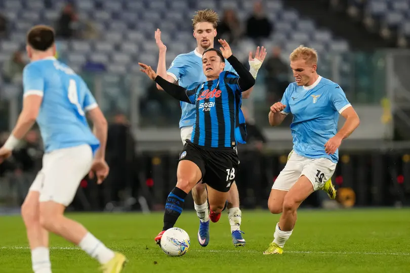Giacomo Raspadori se enfrenta a Gustav Isaksen en el partido entre Atalanta y Lazio | AP