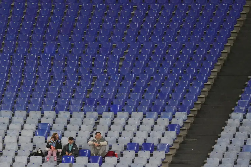 Tribunas prácticamente vacías en el Olímpico de Roma, a manera de protesta de la afición de la Lazio | AP