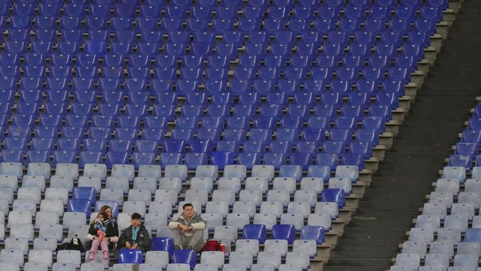 Tribunas prácticamente vacías en el Olímpico de Roma, a manera de protesta de la afición de la Lazio | AP