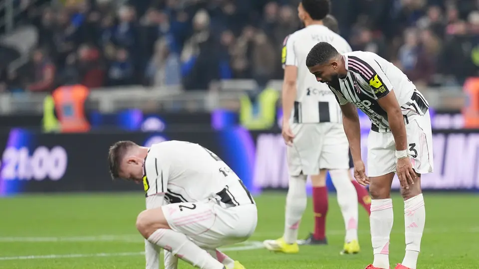 Jugadores de Juventus en lamento tras la derrota contra Inter de Milan en la Serie A | AP