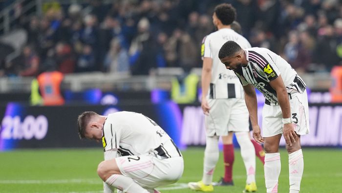 Jugadores de Juventus en lamento tras la derrota contra Inter de Milan en la Serie A | AP