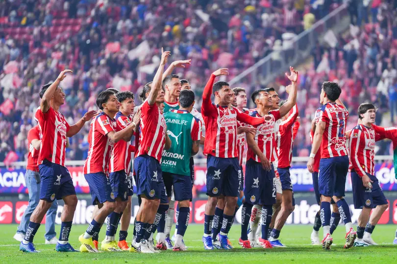 Jugadores de Chivas festejan con su gente el reciente triunfo en el Clásico Nacional l IMAGO7