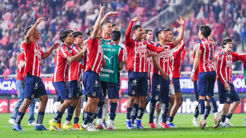 Jugadores de Chivas festejan con su gente el reciente triunfo en el Clásico Nacional l IMAGO7