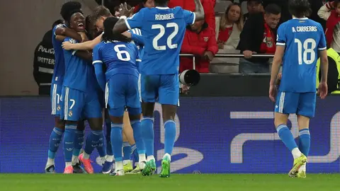 Jugadores de Real Madrid celebran el gol de Vinicius ante Benfica | AP