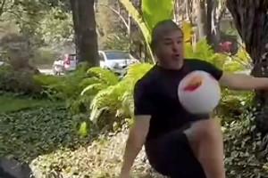 El Travieso Guzmán se vuelve viral por comercial con poca técnica