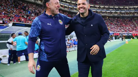 Gabriel Milito y Nicolás Larcamón previo al partido de ida de Cuartos de Final en el Apertura 2025 | IMAGO 7
