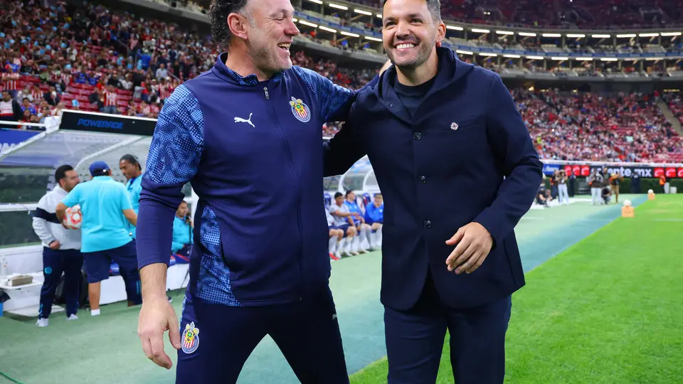 Gabriel Milito y Nicolás Larcamón previo al partido de ida de Cuartos de Final en el Apertura 2025 | IMAGO 7