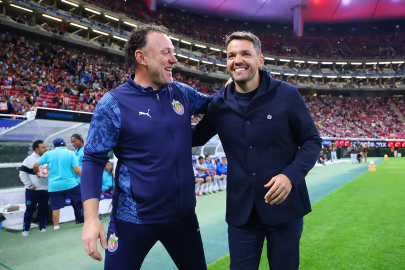 Gabriel Milito y Nicolás Larcamón previo al partido de ida de Cuartos de Final en el Apertura 2025 | IMAGO 7