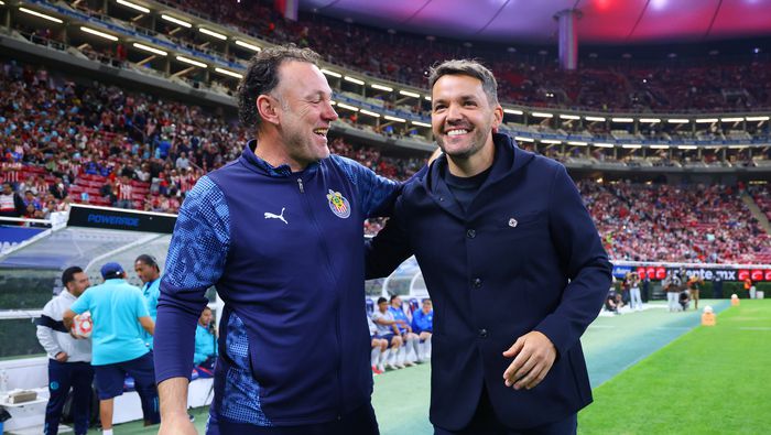 Gabriel Milito y Nicolás Larcamón previo al partido de ida de Cuartos de Final en el Apertura 2025 | IMAGO 7