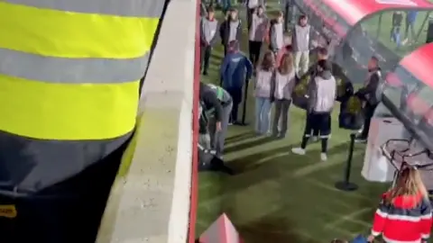 Fidalgo se quita camiseta para regalarla a niño l CAPTURA