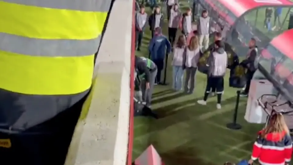 Fidalgo se quita camiseta para regalarla a niño l CAPTURA