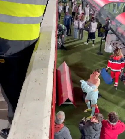 Fidalgo se quita camiseta para regalarla a niño l CAPTURA