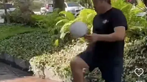 El Travieso Guzmán dominando el balón durante promocional l CAPTURA