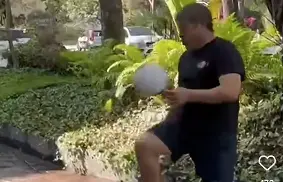 El Travieso Guzmán dominando el balón durante promocional l CAPTURA
