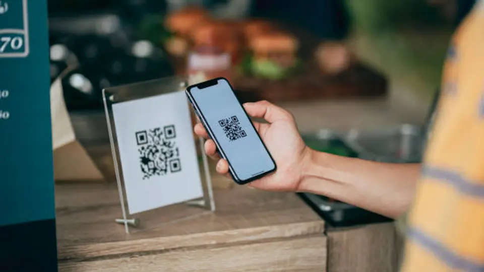 Estafa con códigos QR: al escanear un enlace fraudulento, puedes ser dirigido a páginas que imitan a bancos. / iStock