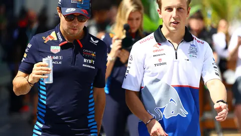 Liam Lawson y Checo Pérez en el paddock de la Fórmula 1 | RED BULL