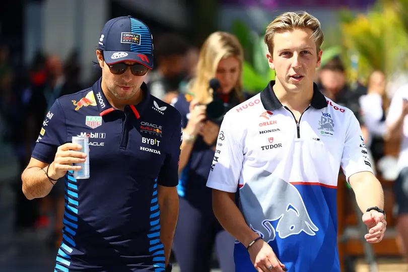 Liam Lawson y Checo Pérez en el paddock de la Fórmula 1 | RED BULL
