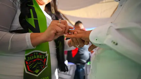 Aficionados de Bravos aprovechan San Valentín y realizan boda colectiva en el Estadio Olímpico