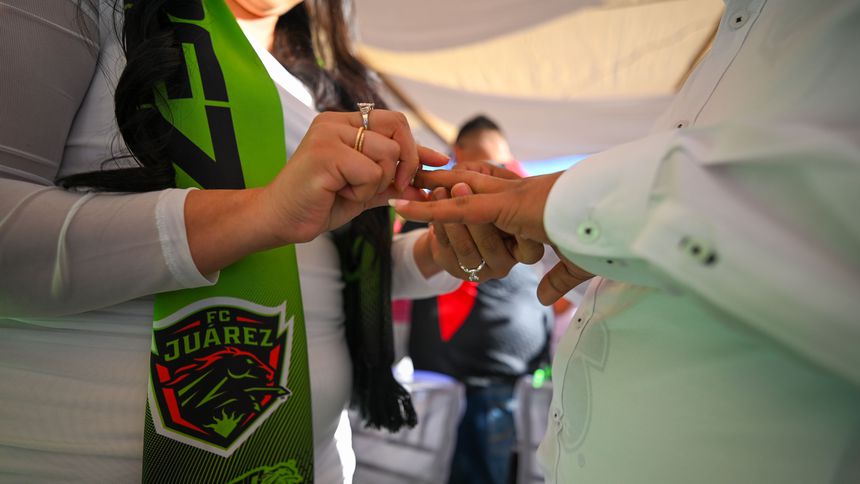 Varias parejas contrajeron matrimonio en el Estadio de los Bravos de Juárez | IMAGO7