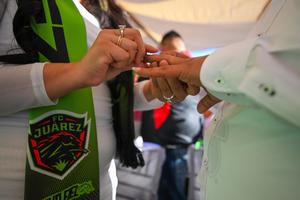 Varias parejas contrajeron matrimonio en el Estadio de los Bravos de Juárez | IMAGO7
