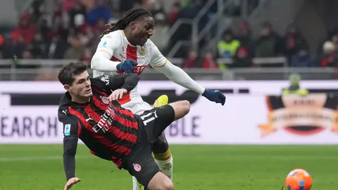Christian Pulisic se enfrenta a Norton-Cuffy en el partido entre AC Milan y Genoa | AP