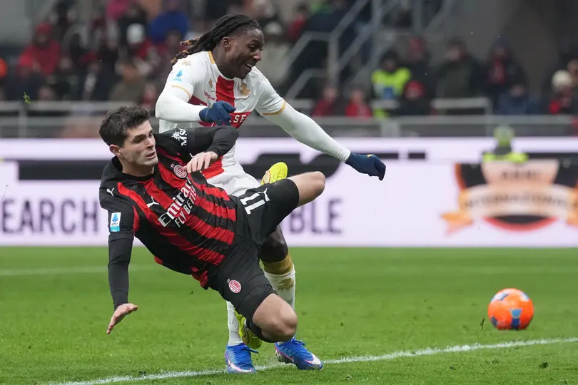 Christian Pulisic se enfrenta a Norton-Cuffy en el partido entre AC Milan y Genoa | AP