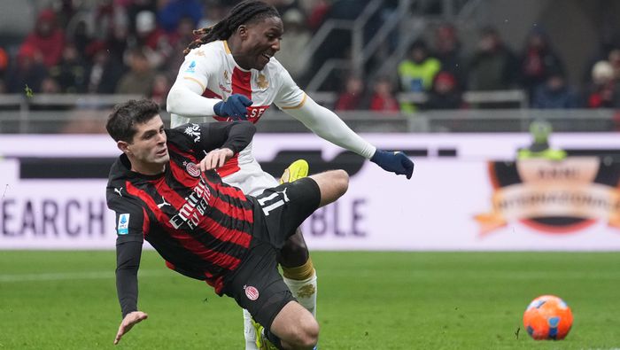 Christian Pulisic se enfrenta a Norton-Cuffy en el partido entre AC Milan y Genoa | AP
