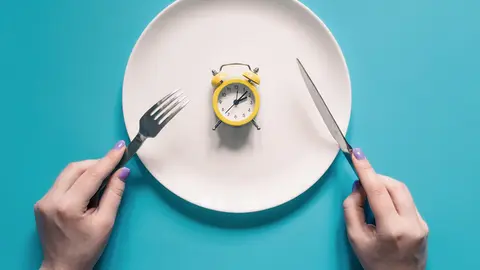 Un estudio trabajó con casi 2 mil adultos para ver si realmente funcionaba el ayuno intermitente / FREEPIK