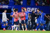 Jugadores de Cruz Azul y Chivas en conato de bronca en la Liguilla del Apertura 2025 | IMAGO 7