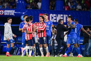 Jugadores de Cruz Azul y Chivas en conato de bronca en la Liguilla del Apertura 2025 | IMAGO 7