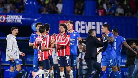 Jugadores de Cruz Azul y Chivas en conato de bronca en la Liguilla del Apertura 2025 | IMAGO 7