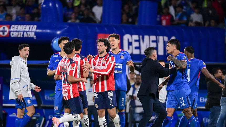 Jugadores de Cruz Azul y Chivas en conato de bronca en la Liguilla del Apertura 2025 | IMAGO 7