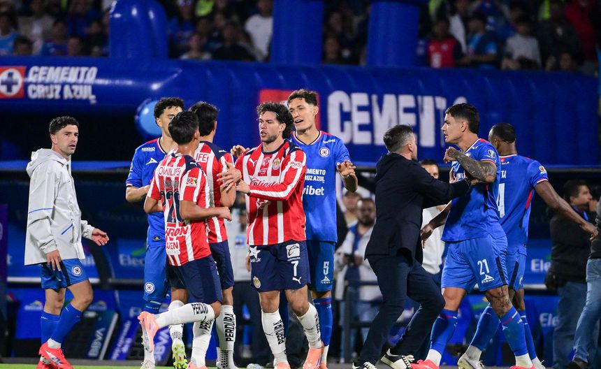 Jugadores de Cruz Azul y Chivas en conato de bronca en la Liguilla del Apertura 2025 | IMAGO 7