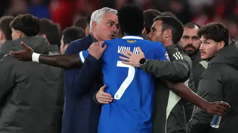 Mourinho intenta tranquilizar a Vinicius en el partido entre Benfica y Real Madrid | AP