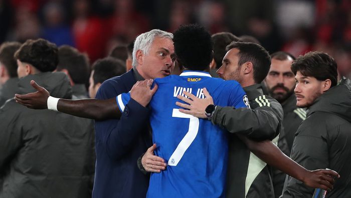 Mourinho intenta tranquilizar a Vinicius en el partido entre Benfica y Real Madrid | AP
