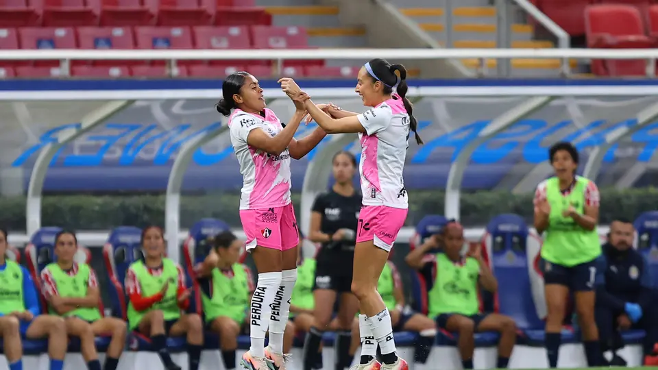 Jugadoras de Atlas celebran el gol ante Chivas en el Clásico Tapatío | IMAGO 7