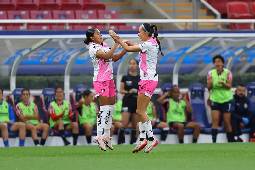 Jugadoras de Atlas celebran el gol ante Chivas en el Clásico Tapatío | IMAGO 7