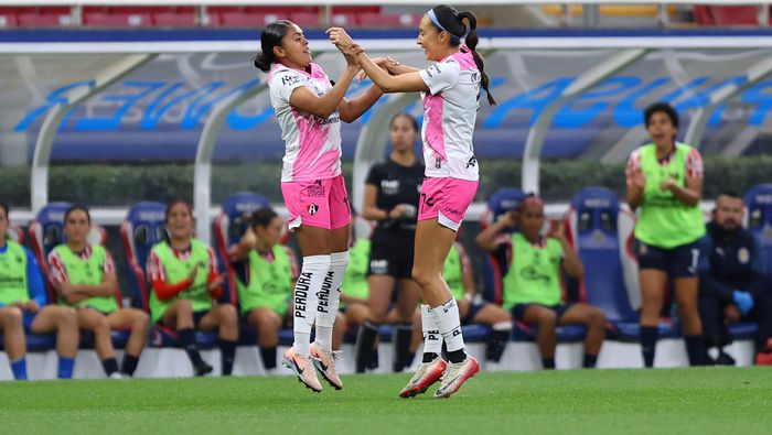 Jugadoras de Atlas celebran el gol ante Chivas en el Clásico Tapatío | IMAGO 7