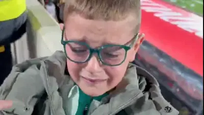 Niño desata conmovedor momento tras recibir jersey de Álvaro Fidalgo en España
