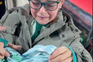 Niño desata conmovedor momento tras recibir jersey de Álvaro Fidalgo en España