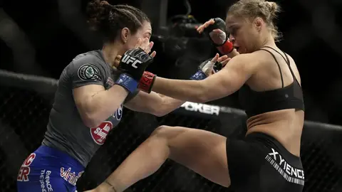 Ronda Roussey se enfrenta a Sara McMann en un combate de UFC en Las Vegas en 2014 | AP