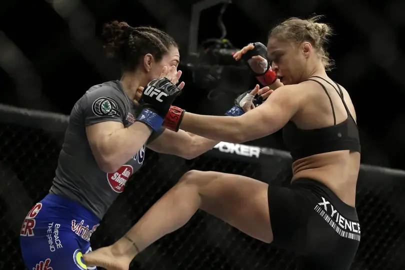 Ronda Roussey se enfrenta a Sara McMann en un combate de UFC en Las Vegas en 2014 | AP