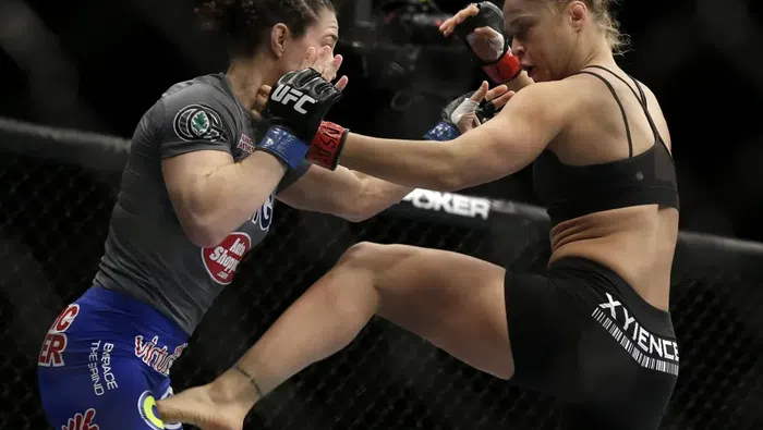 Ronda Roussey se enfrenta a Sara McMann en un combate de UFC en Las Vegas en 2014 | AP