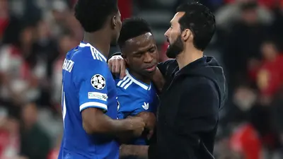 Partido en Benfica se detiene varios minutos y Vinícius denuncia insulto racista de rival
