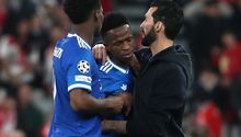 Partido en Benfica se detiene varios minutos y Vinícius denuncia insulto racista de rival